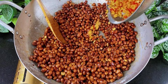Remove from heat. Add the fried garlic and chili. Stir, then spread on a tray to cool.