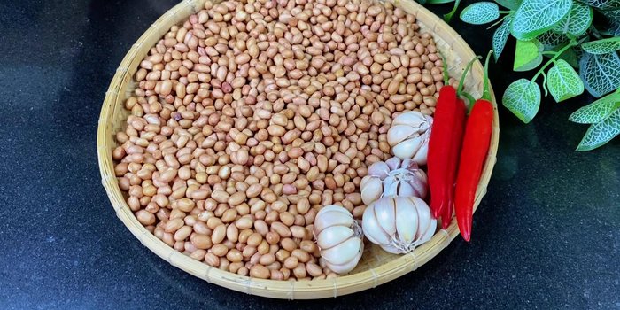 Prepare the ingredients: peanuts, garlic, chili, sugar, fish sauce, chili sauce, cooking oil, cornstarch/fried flour, and crispy flour.