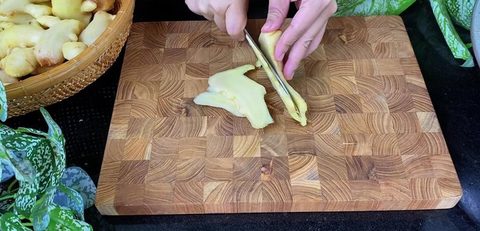 Shred ginger: Shred ginger as finely as possible (126.92). Soak shredded ginger in lemon salt water again to remove pungent smell and prevent blackening (146.64, 150.2). Soak for 2-3 hours or even overnight (171.04).