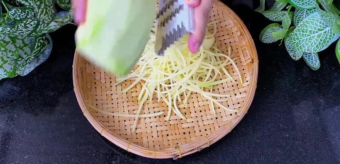 Prepare papaya: Grate the green papaya (193.48).