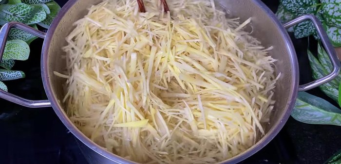 Blanch ginger: Boil the soaked ginger for 20 minutes (257.04, 269.84). Add papaya and boil for another 5 minutes (279.68).