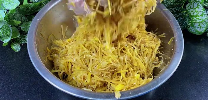 Combine and simmer: Combine ginger, papaya, sugar, salt, and pineapple juice. Mix well, then simmer over low heat for approximately 40 minutes to 1 hour, or until all water evaporates (368.96, 442.52, 449.52). Stir frequently to prevent sticking (421.8).