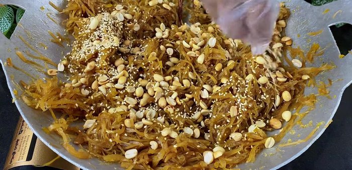 Add peanuts and sesame seeds: Once dry, stir in roasted peanuts and white sesame seeds to taste (479.639, 484.56).