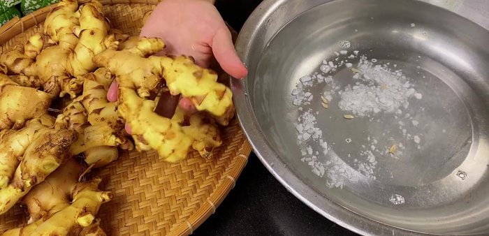 Prepare ginger: Peel and soak ginger in diluted salt water with lemon for about 1 hour (63.12). This removes resin and dirt (65.159).