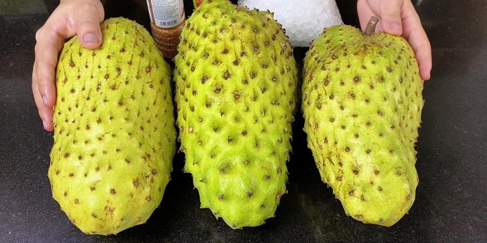Prepare the custard apples: Choose ripe custard apples, peel and cut them in half. Remove the stem and seeds.