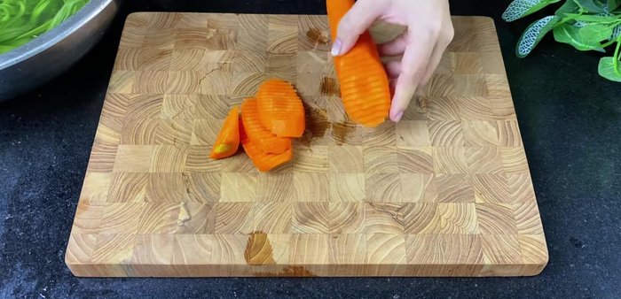 Prepare the carrots and white radish: Peel, wash, and cut into bite-sized pieces. Sprinkle with 1 tablespoon of salt, mix well, and let it sit for 30-60 minutes to draw out excess water.