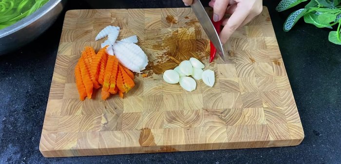 Prepare the chili and garlic: Slice the chilies and garlic. Set aside.