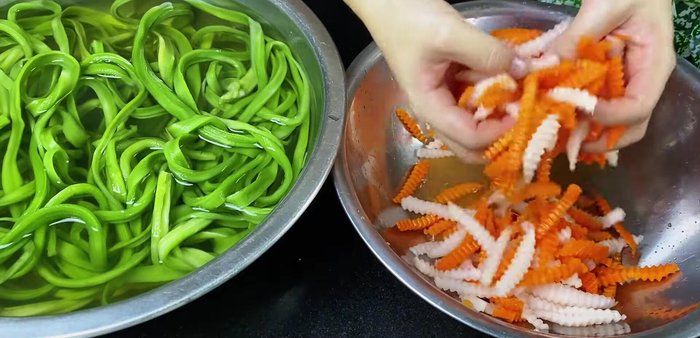 Rinse and drain the carrots, white radish, and Rau Tien Vua. Squeeze out excess water to remove salt.