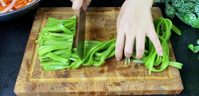 Cut the soaked Rau Tien Vua into bite-sized pieces and rinse thoroughly.