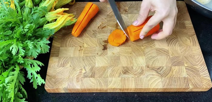 Prepare the vegetables: Peel and slice the lotus root. Wash carrots. Prepare other vegetables as desired.