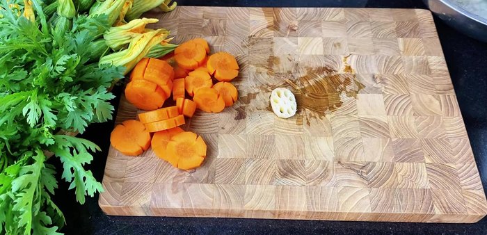 Soak lotus root in salt water and lemon for 5-10 minutes to remove bitterness and whiten.