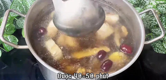 After 40-50 minutes of simmering the broth, remove the lotus root, rinse, and add it back to the pot for 10 more minutes.