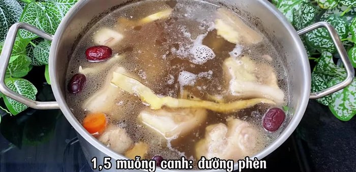 Season the broth: Add 1.5 tablespoons of seasoning powder, ½ teaspoon of salt, coconut water (optional), and MSG (optional) to taste.