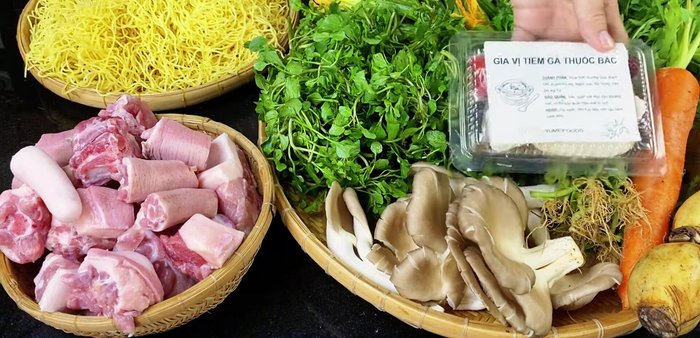 Prepare the pig tail by chopping it into bite-sized pieces. Wash thoroughly.