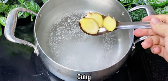 Blanch the pig tail: Boil a pot of water with salt and ginger. Add the pig tail, bring to a boil, then remove and rinse thoroughly to remove impurities.