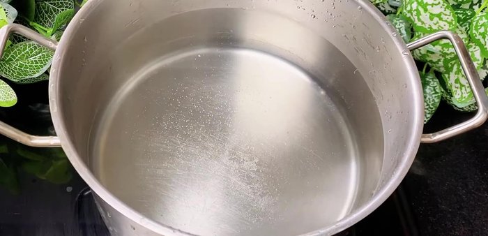 Prepare the broth: In a pot, add 3-4 liters of water, the blanched pig tail, and ginger slices. Simmer for about 60 minutes, reducing heat to keep the broth clear.