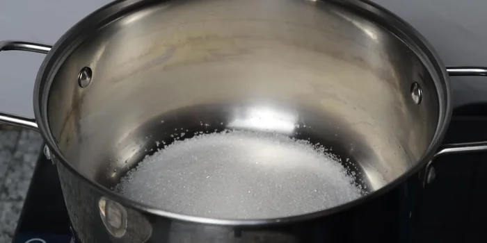 Prepare the soaking water: Combine 2 cups of sugar, ½ liter of vinegar, 2 cups of water, and 2 tablespoons of salt (approx. 35g). Add fish sauce for extra flavor.