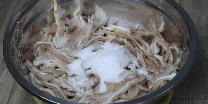Mix the cut pig's ears with 2 tablespoons of sugar to remove excess fat and wash thoroughly. Rinse again with boiled water and let cool.