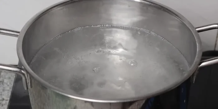 Boil water with a tablespoon of salt and two tablespoons of vinegar. Add shallot and crushed stalks for fragrance.