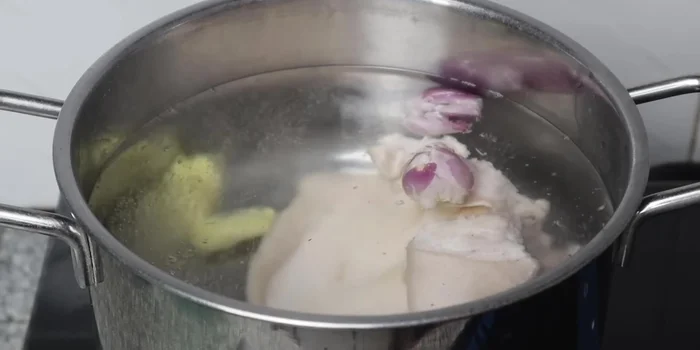 Add the pig's ears to the boiling water and boil for 25 minutes.