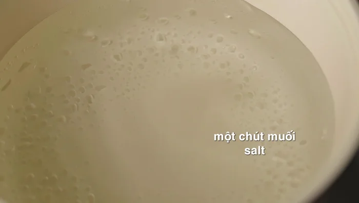 Boil the pomelo segments in water for 5 minutes, then rinse with cold water and gently squeeze out excess water, leaving about 60% of the water content.
