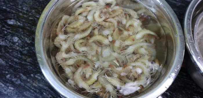 Rinse the shrimp again thoroughly with water until clear.