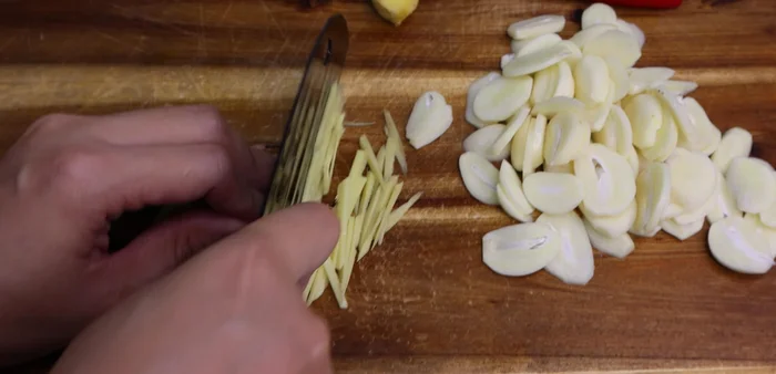Slice garlic, chili pepper, ginger, and galangal thinly.