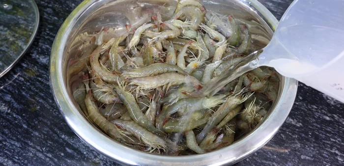 Wash silver shrimp thoroughly. Soak in white wine (0.5 liters) and salt (1 tablespoon) for 5 minutes.