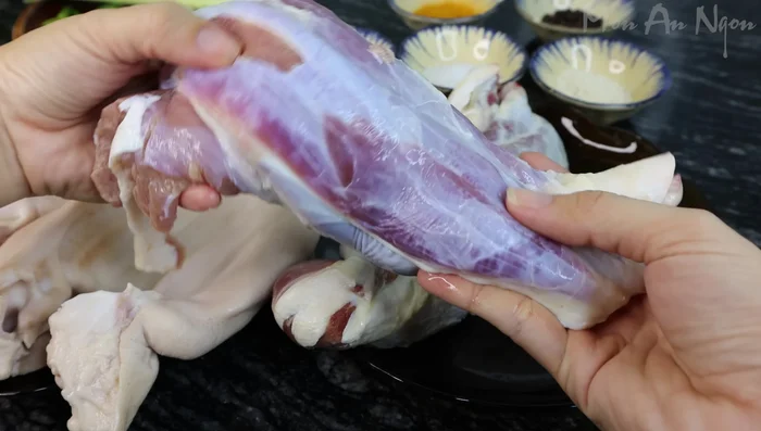Clean the pig ears thoroughly. Shave off any hair and scrub with crushed ginger, salt, and vinegar to remove any odor. Soak for 5 minutes, then rinse well. (61.239)