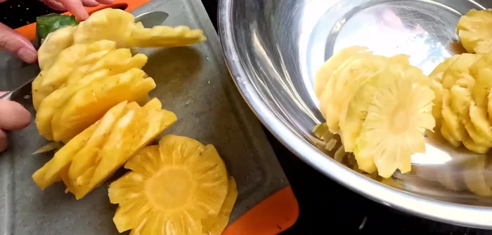 Thoroughly wash the pineapple. Cut into 0.5cm thick slices.