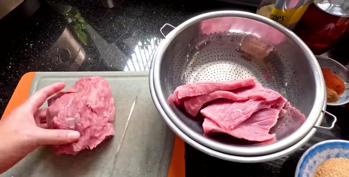Wash and clean the beef. Cut it into 1-2cm thick slices.