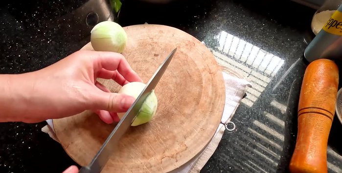 Prepare the aromatics: slice onions, smash lemongrass stalks (keep the top part), and finely slice the bottom part of the lemongrass.