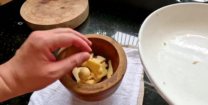 Pound the aromatics: Finely chop ginger, galangal, and garlic. Pound or blend until crushed. Slice lemongrass into medium-sized pieces.