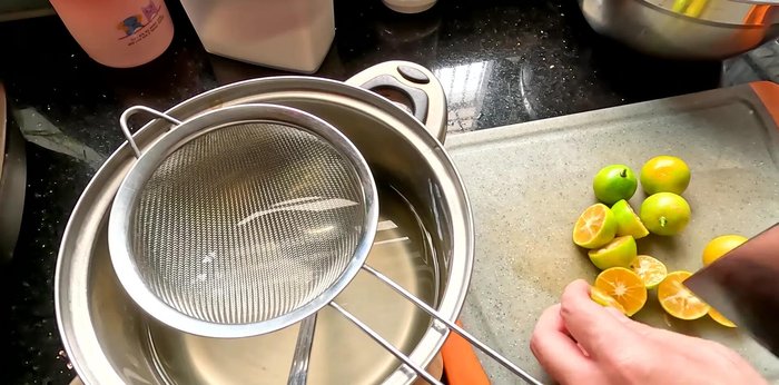 Prepare the other ingredients: Cut kumquats, cassava, chili peppers, lemongrass, and ginger into desired shapes. Soak dried King’s vegetables until expanded.