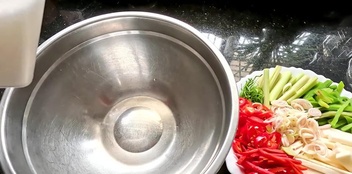 In a bowl, mix some sugar (30-40g), vinegar, and the prepared ingredients (excluding lemon leaves).