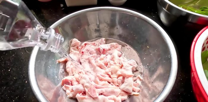 Wash chicken feet. Add 100ml white wine and 1-2 spoons of salt, squeeze for 1-2 minutes. Rinse.