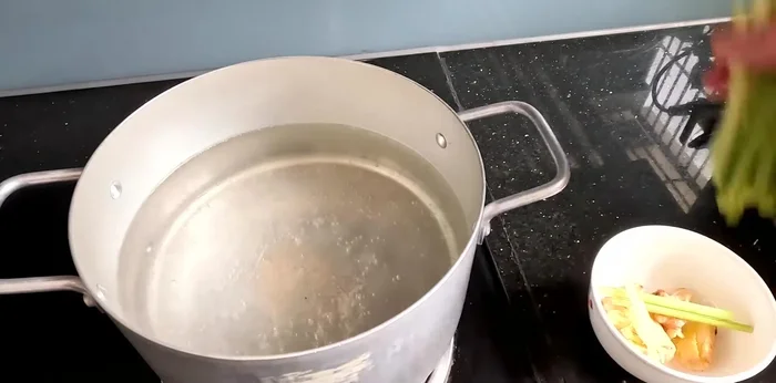 Boil a pot of water with a little white vinegar and crushed lemongrass. Add chicken feet and boil for 10-15 minutes (10 for crispy, 15 for soft).