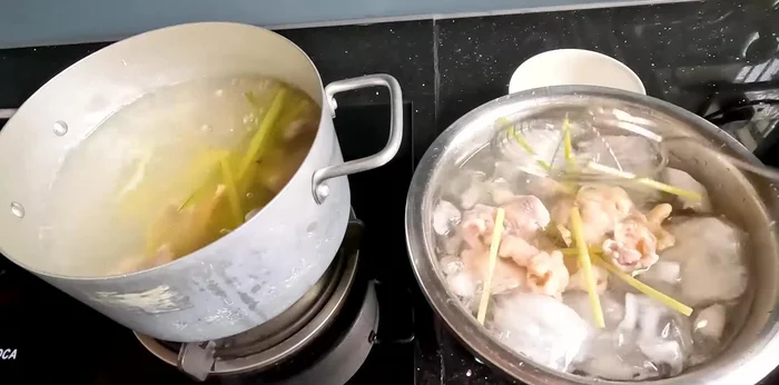 After soaking, squeeze the chicken feet with sugar to remove excess collagen (if storing for a long time). Wash again and drain.