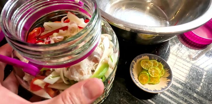 Arrange chicken feet and other ingredients in a clean jar, pour vinegar-sugar mixture over them.