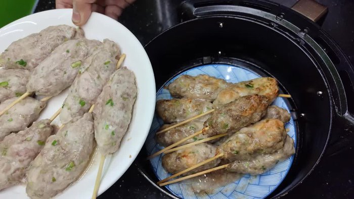 Combine minced meat, pork paste, lemongrass, and onions. If you prefer a milder flavor, omit the garlic.