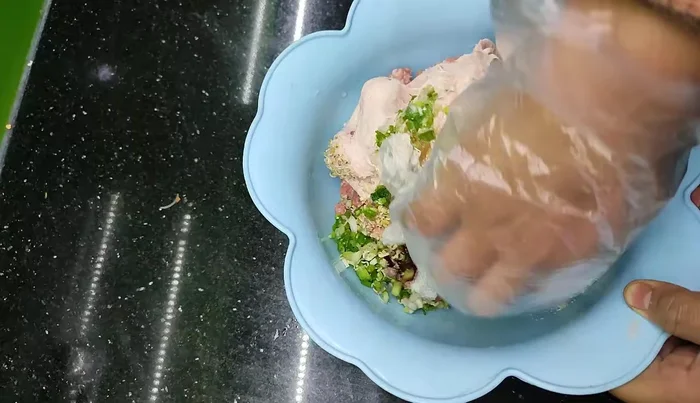 Add oyster sauce and cooking oil to the meatballs to prevent dryness.