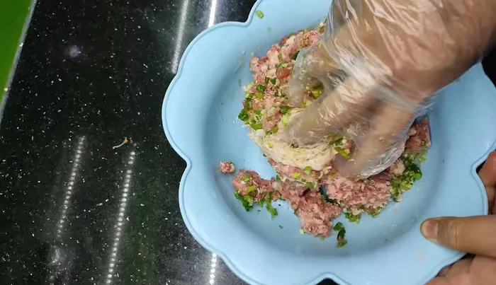 For extra chewiness, use a mix of regular minced pork and crispy shoulder meat.