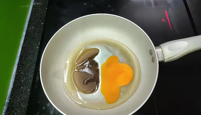 Prepare a pan and add cooking oil. Once hot, add an egg and chopped tomatoes.