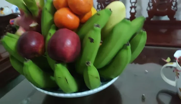 Arrange the fruits on the tray. There's no single correct way; it varies regionally and by family tradition. Some arrange fruits according to the five elements (metal, wood, water, fire, earth).