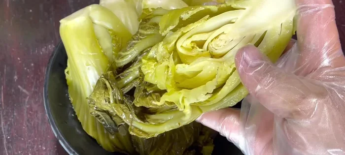 Prepare the cabbage: Cut the cabbage in half (or into smaller pieces for a faster process – 2 days instead of 3). Remove outer leaves if desired (46.16). Soak in diluted salt water for 10-20 minutes, then wash thoroughly (58.199).