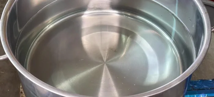 Blanch the cabbage: Boil 4 liters of water with 1 tablespoon of salt and 2 tablespoons of sugar (85.28). Once boiling, add the cabbage head first, blanching for 10-15 seconds. Then add the leaves and stir (137.92). Remove immediately and place in a steamer (160.72).