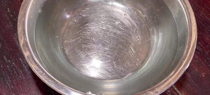 Soak the tofu skin: Soak the cut tofu skin in warm water (3 parts cold water, 1 part boiling water) for 10-15 minutes until soft and the water turns slightly yellow.