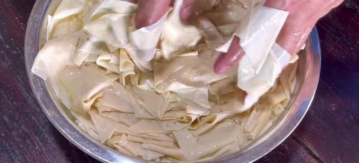 Rinse and drain: Rinse the tofu skin thoroughly with clean water until the water runs clear, squeezing gently to remove excess water. Drain well.