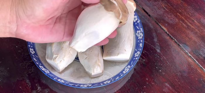 Prepare the mushrooms: Cut oyster mushrooms into strips, removing the black parts. Blanch them in boiling water for 30 seconds to 1 minute, then drain and squeeze out excess water.