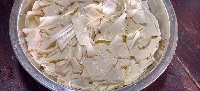 Combine ingredients: In a bowl, mix the drained tofu skin, blanched mushrooms, green chili peppers (or black peppercorns), sugar, seasoning powder, vegetarian fish sauce, and ground pepper. Mix well and let it sit for 15-20 minutes.